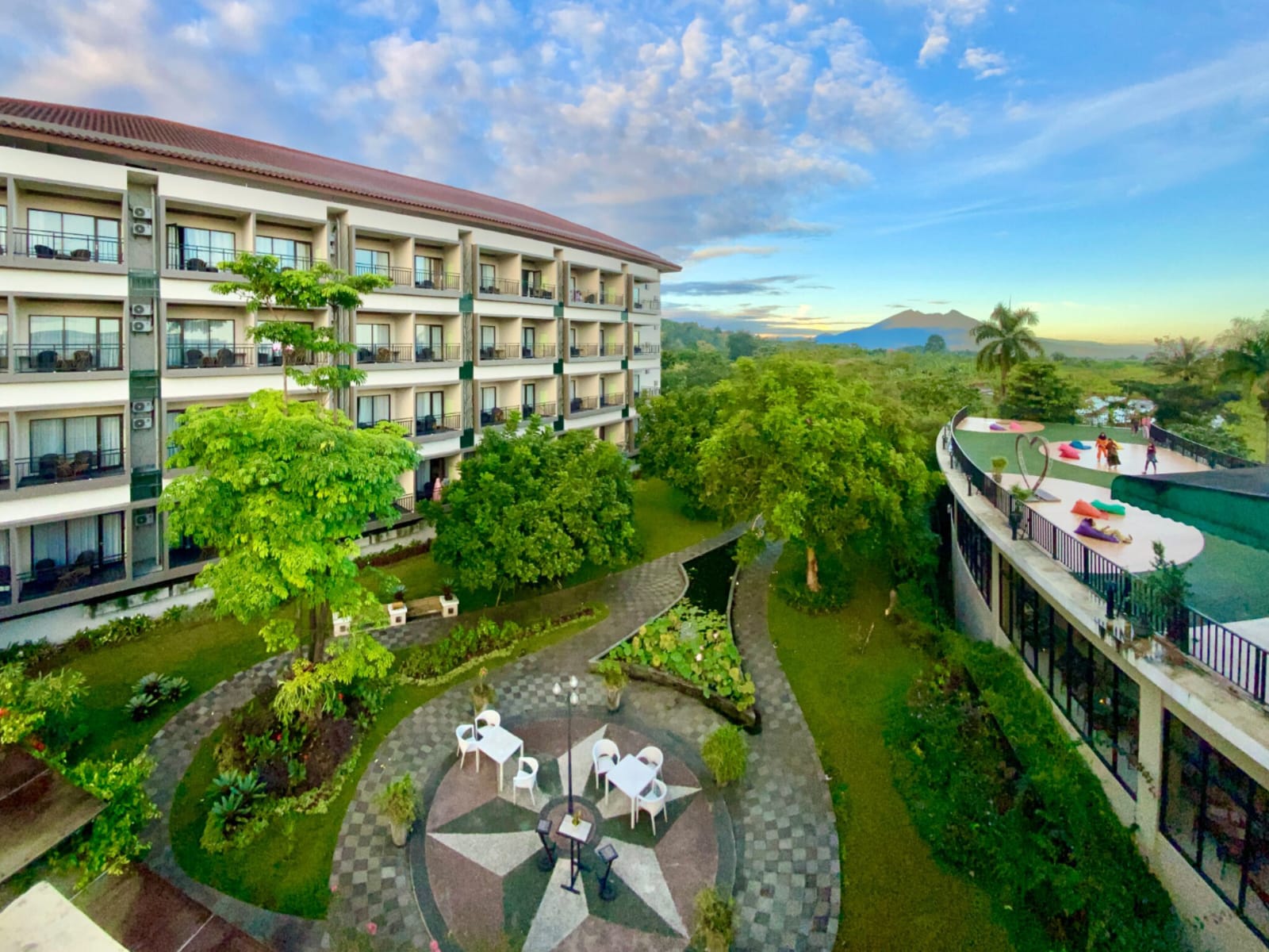 The Green Peak ARTOTEL Curated menawarkan pengalaman menginap dengan panorama pegunungan yang asri di kawasan Cisarua, Puncak, Bogor. (Dok. The Green Peak ARTOTEL Curated)
