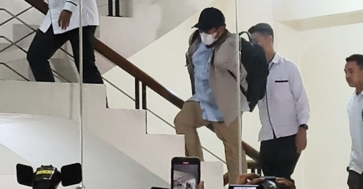 Bupati Lombok Barat, Lalu Ahmad Zaini, setelah tiba di Gedung Merah Putih KPK. Foto : Ist