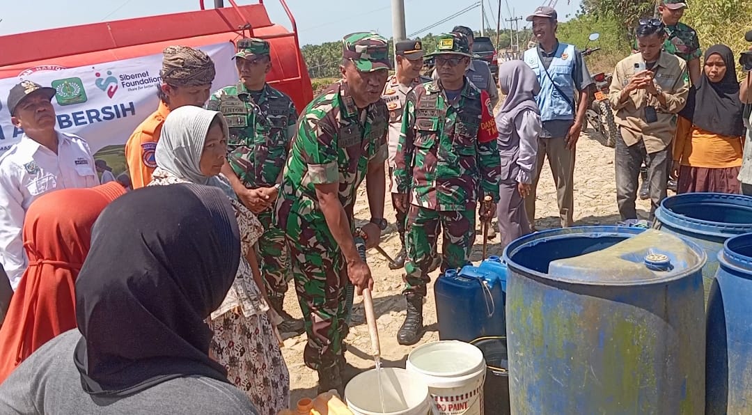 BAGIKAN AIR BERSIH. Komandan Korem 064/Maulana Yusuf, Brigjen TNI Daru Cahyadi Soeprapto, yang didampingi Dandim 0601/Pandeglang, Letkol Inf Afri Swandi Ritonga, sedang membagikan bantuan air bersih kepada warga di wilayah Kecamatan Patia, Rabu (22/7). (DOK. KODIM 0601/PANDEGLANG)