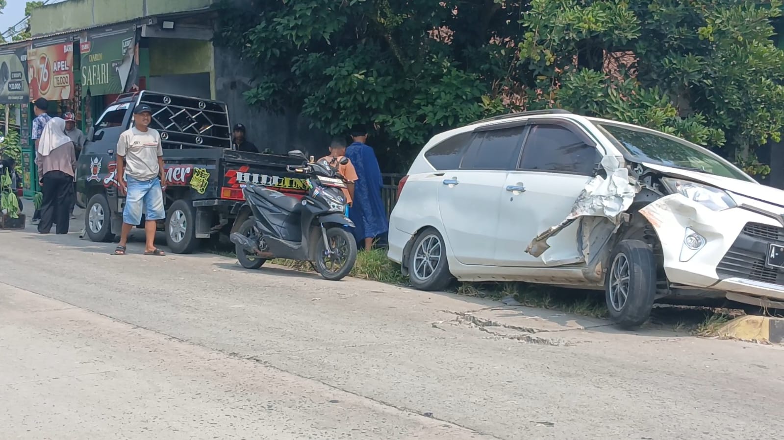 RUSAK BERAT. Kondisi dua kendaraan yang terlibat kecelakaan di Jalan Raya Cikulur-Gunungkencana, Kampung Salapanjang, Desa Cigoong Selatan, Kecamatan Cikulur, Kabupaten Lebak, terlihat rusak berat, Senin (6/7). (ISTIMEWA)