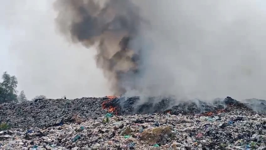 KEBAKARAN. Kondisi TPSA Dengung, di Desa Sindangmulya, Kecamatan Maja, Kabupaten Lebak, telah terbakar hebat, Kamis (30/7), terbakar. Kini petugas Damkar Lebak masih berupaya memadamkan kebakaran yang melanda tersebut. (ISTIMEWA)