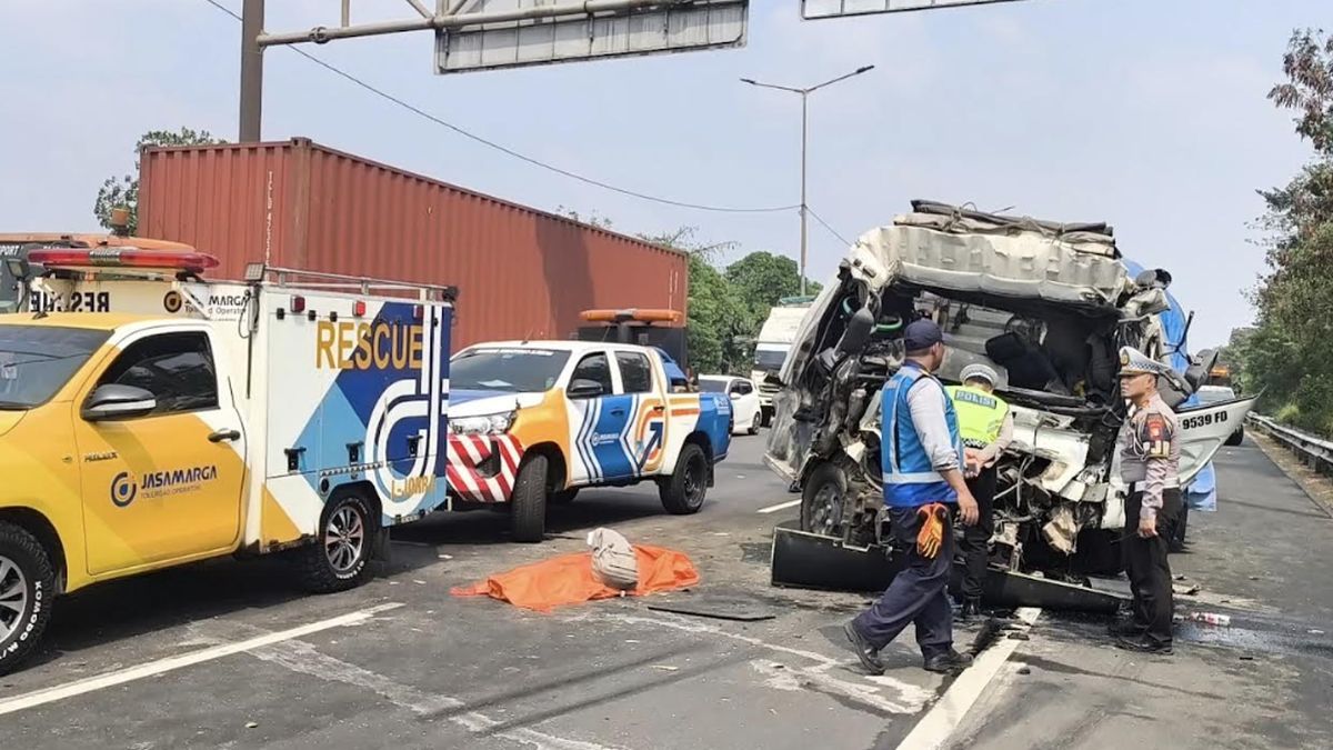 Salah satu truk yang terdampak tabrakan di Japan Tol JORR. Foto : Ist
