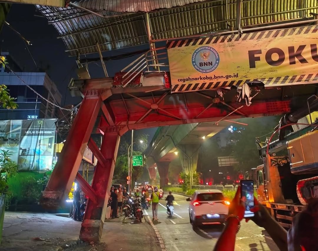 Truk pengangkut alat berat menabrak JPO di Jalan Tendean. Foto : IG