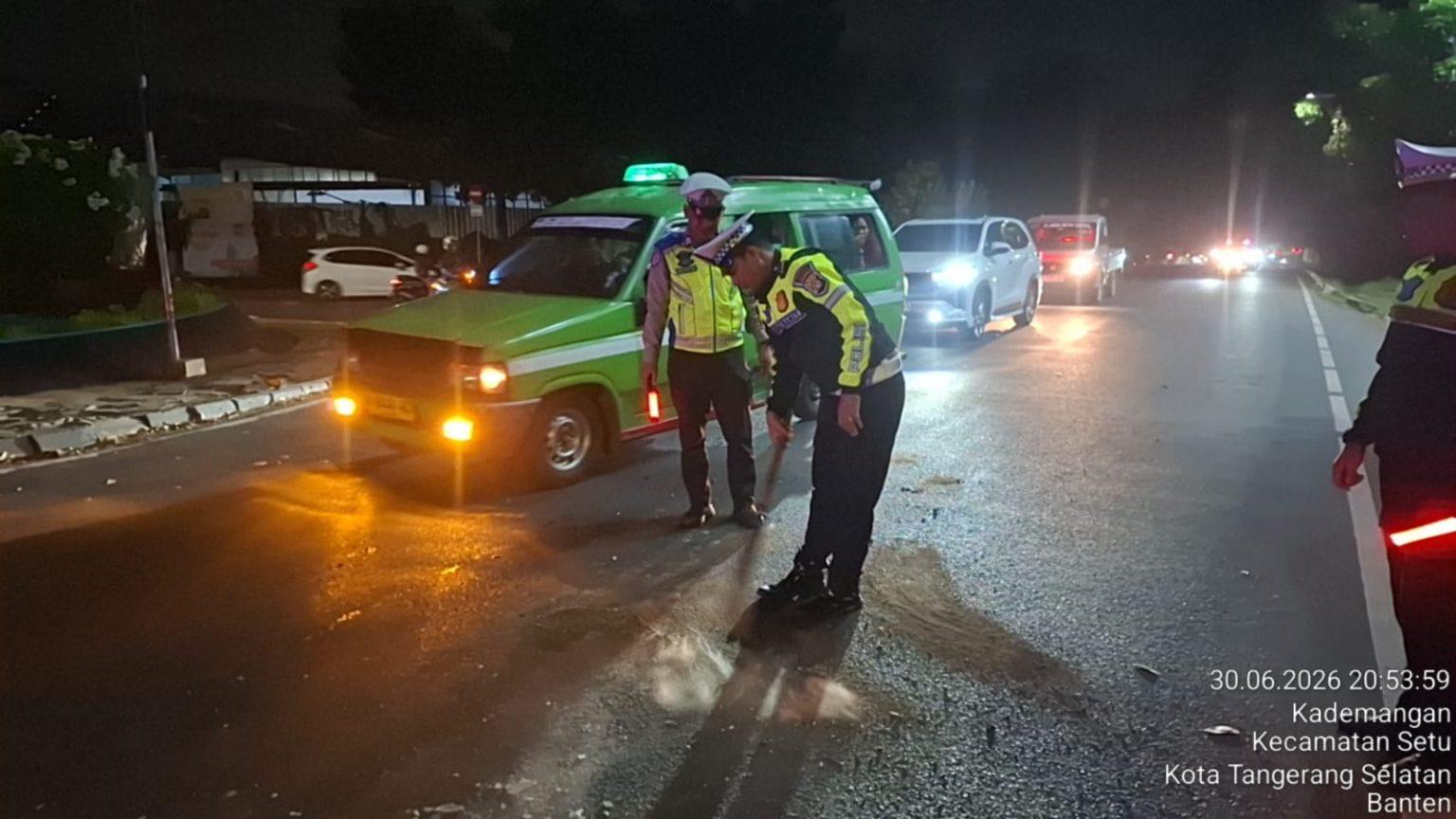 Personel Satuan Lalu Lintas (Satlantas) Polres Tangsel bergerak cepat menangani tumpahan oli di kawasan Pertigaan Bundaran Tekno, Selasa (30/6).