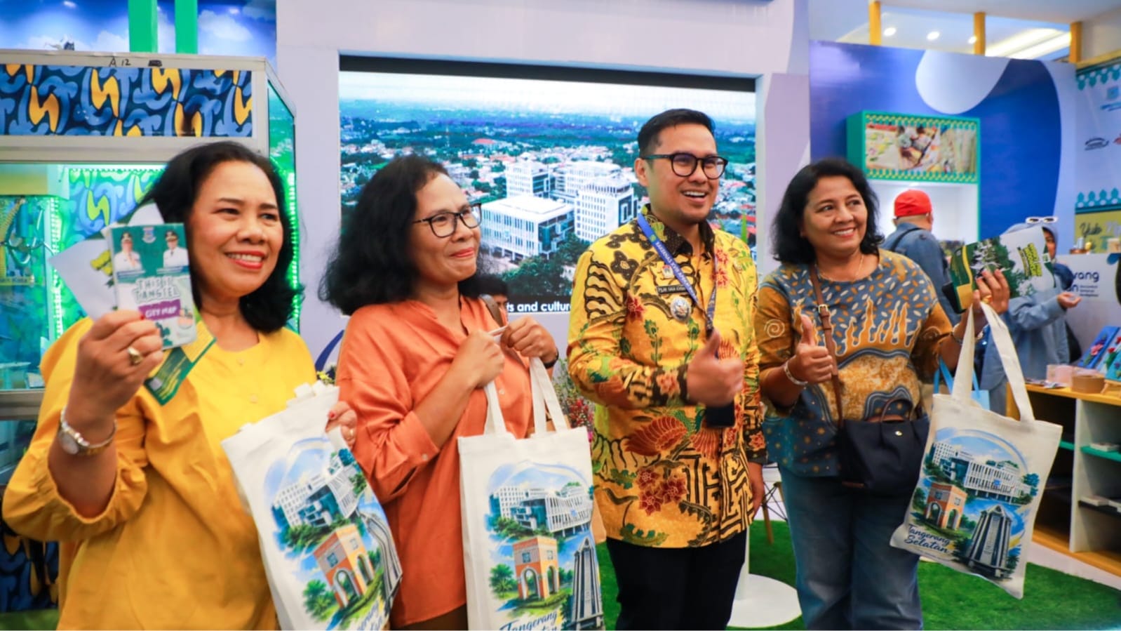 BOOTH UMKM. Booth Paviliun yang memajang produk khas Tangsel jadi primadona di APEKSI 2026.