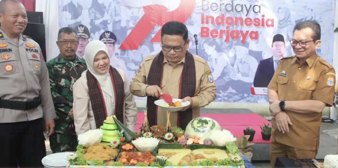 POTONG TUMPENG. Wabup Lebak Amir Hamzah, sedang memotong tumpeng, pada acara Tasyakuran Harkopnas Tahun 2026, di Kantor Dinas Koperasi & UKM Kabupaten Lebak, Senin (13/7). (DOK. PROKOPIM SETDA LEBAK)