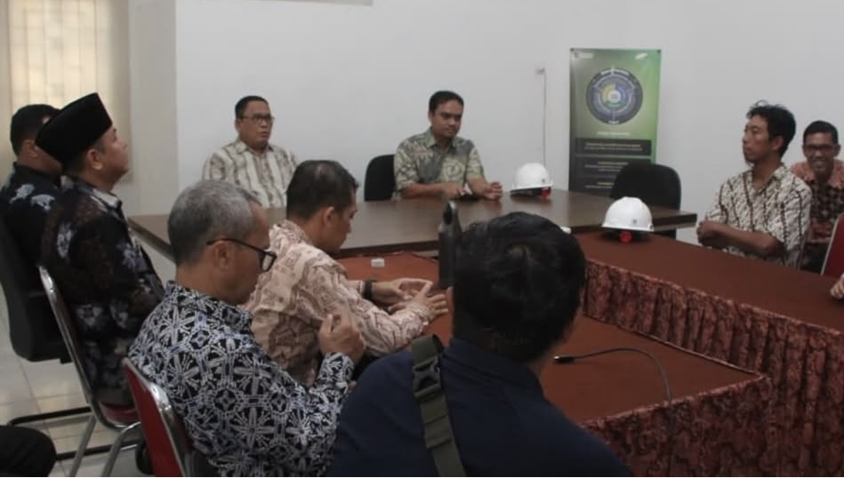 KUNJUNGAN. Wabup Lebak Amir Hamzah, sedang melakukan kunjungan ke PT Perkebunan Nusantara IV Regional I, Desa Kerta, Kecamatan Banjarsari, Kabupaten Lebak, Kamis (02/7). Untuk membahas persoalan keluhan masyarakat. (DOK. PROKOPIM SETDA LEBAK)