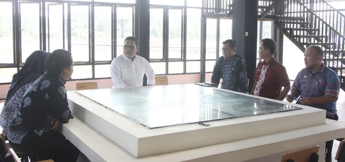 KOORDINASI. Wabup Lebak Amir Hamzah, sedang melakukan rapat koordinasi di zona rest area Agrowisata Cikapek, Kamis (9/7). (DOK. PROKOPIM SETDA LEBAK)