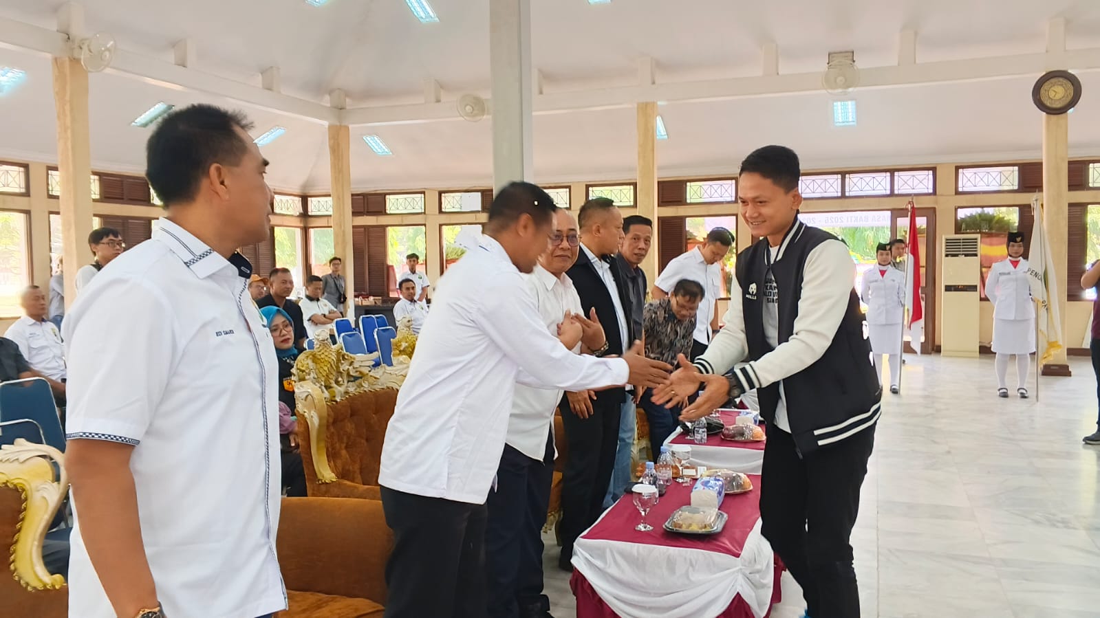 MENYAPA. Wabup Pandeglang, Iing Andri Supriadi, sedang menyapa sambil menyalami para tamu undangan, dalam acara pelantikan Pengurus PBSI Kabupaten Pandeglang masa bakti 2026-2030, di Pendopo Negara Bupati Kabupaten Pandeglang, Sabtu (11/7). (DOK. PROKOPIM SETDA PANDEGLANG)