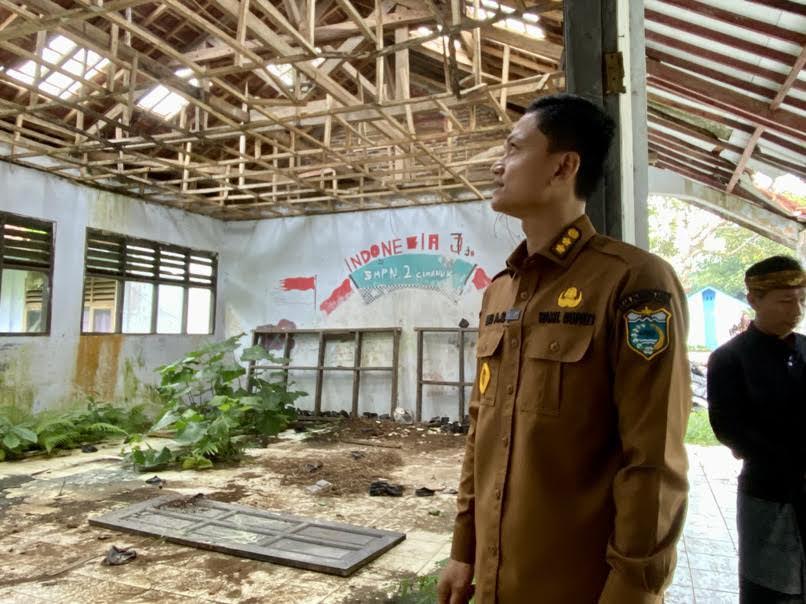 MELONGOK. Wabup Pandeglang Iing Andri Supriadi sedang melongok langsung kondisi ruang kelas yang mengalami rusak parah, di SMPN 2 Cimanuk, Kecamatan Cimanuk, Kabupaten Pandeglang, beberapa waktu lalu. (DOK. TANGSEL POS)