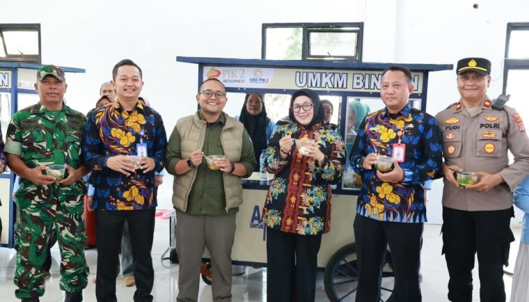 Wakil Bupati Tangerang Intan Nurul Hikmah (ke 3 dari kanan) menyerahkan bantuan peralatan usaha kepada Wirausaha Baru (WUB) perempuan kepala keluarga di Kecamatan Kronjo, Kamis (9/7/2026). Foto : Ist
