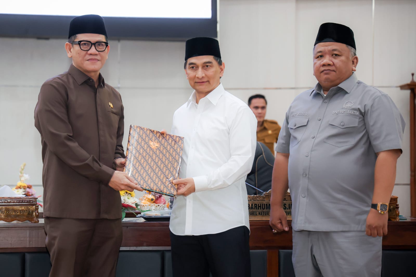 Wakil Gubernur Banten Achmad Dimyati Natakusumah saat rapat bersama di DPRD Provinsi Banten. Foto : Humas Pemprov