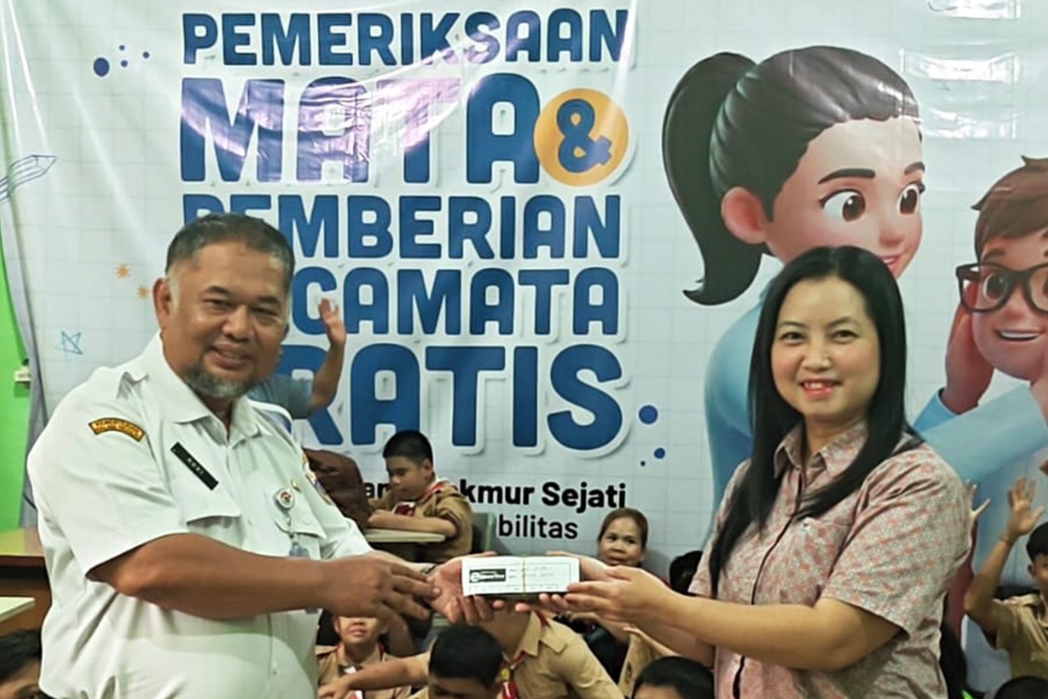 Pemberian kacamata gratis dari WAG ke SLBN 3 Jakarta pada Juli 2026.(Foto: dok/WAG).