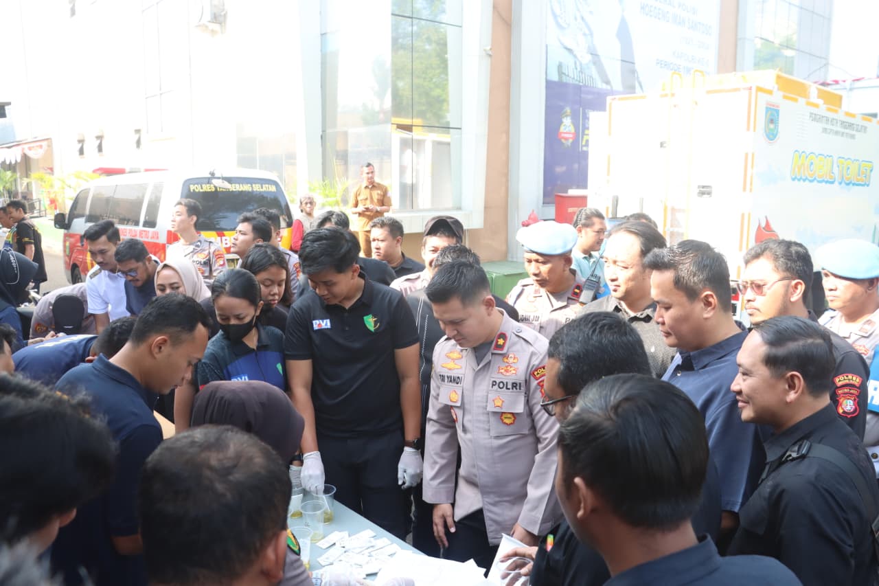 TES URINE - Polres Tangsel perketat pengawasan internal dengan gelar tes urine dadakan bagi seluruh personel.