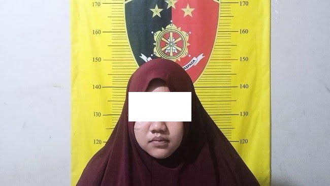 PENIPUAN - Polisi mengamankan seorang wanita yang diduga lakukan penipuan emas palsu.