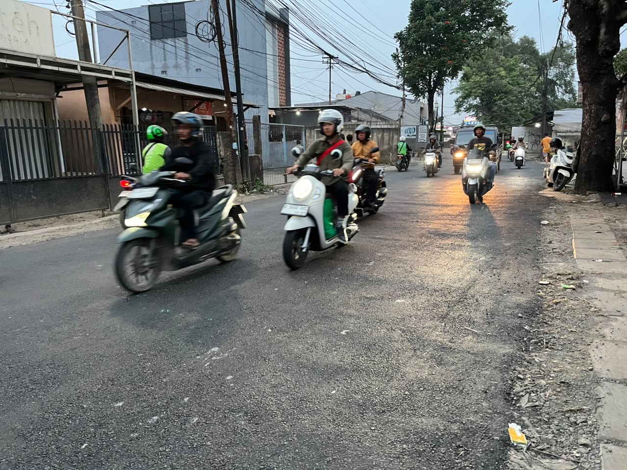 PERBAIKAN: Kondisi Jalan Iskandar Muda, Sewan, Kecamatan Neglasari usai mulai diperbaiki. ISTIMEWA