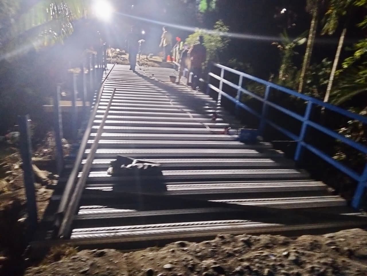 MEMBANGUN JEMBATAN. Warga Desa Mekarsari, Kecamatan Cihara, Kabupaten Lebak, sedang bergotong royong membangun jembatan permanen secara swadaya yang menjadi akses penghubung Kecamatan Cihara dan Panggarangan, kemarin. (DOK. WARGA)