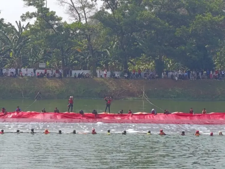 Aksi 130 relawab bentangkan bendera Merah Putih di Situ Gintung. Foto : Ist