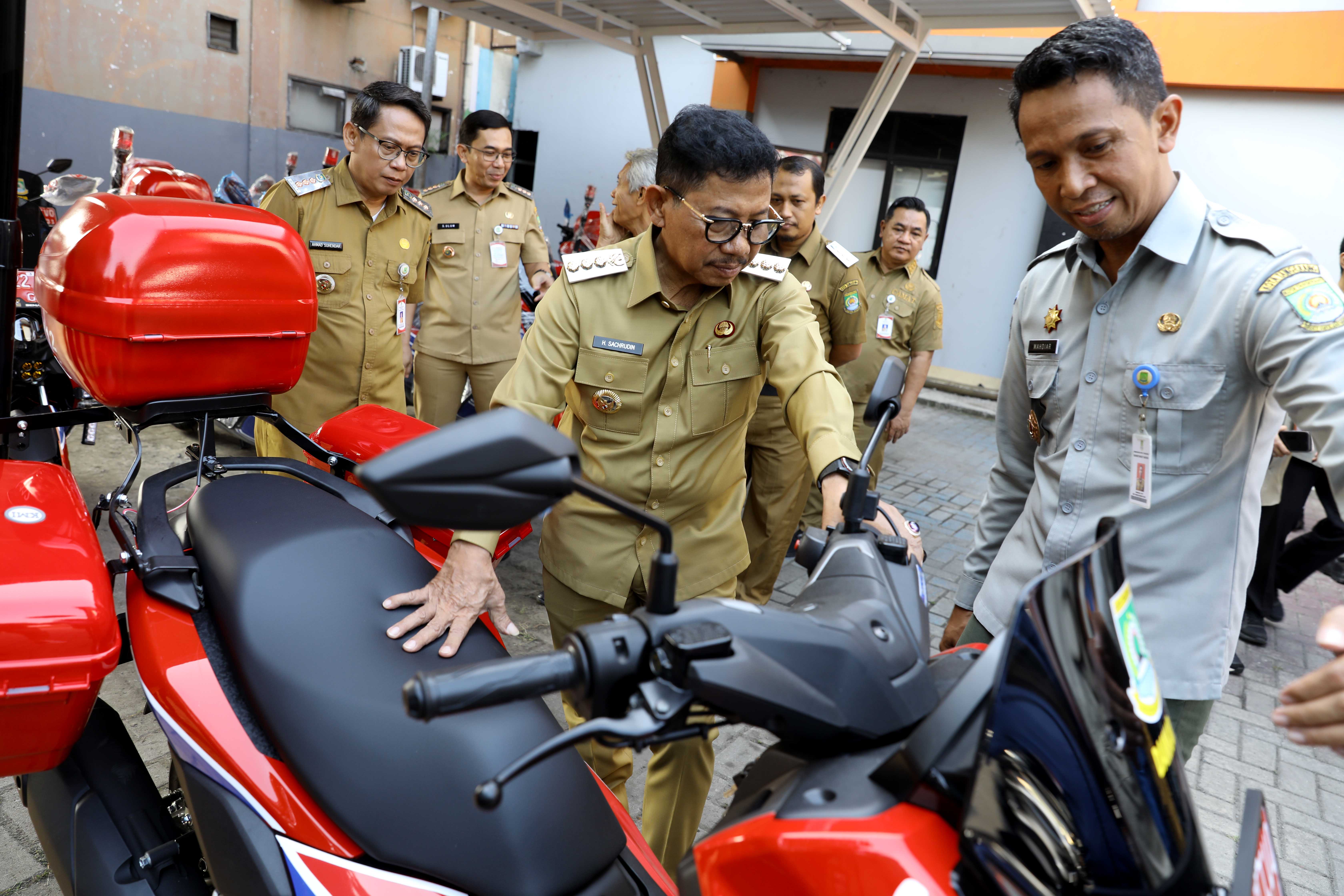 CEK KONDISI KENDARAAN: Wali kota Tangerang sempat mengecek kondisi kendaraan operasional yang diserahkan kepada petugas Damkar. ISTIMEWA