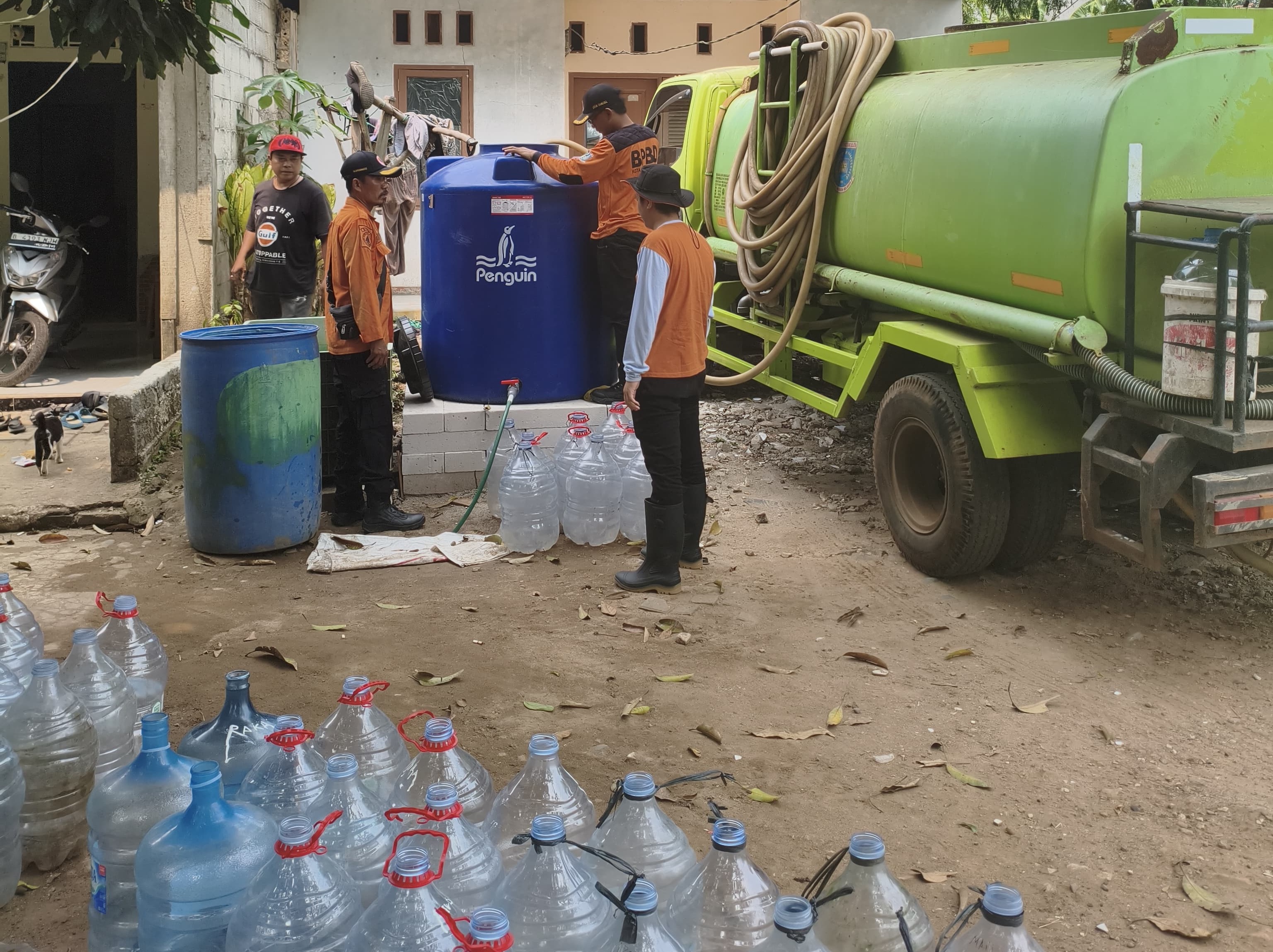 KEKERINGAN. Petugas BPBD saat menyalurkan air bersih ke sejumlah titik kekeringan di Tangsel.