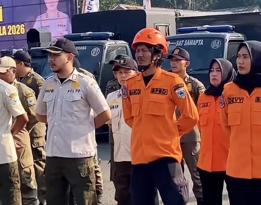 APEL KESIAPSIAGAAN. Para personel gabungan sedang melaksanakan Apel Kesiapsiagaan Tanggap Darurat Bencana dan Karhutla 2026, di halaman Mapolres Pandeglang, Rabu (5/8). (ISTIMEWA)