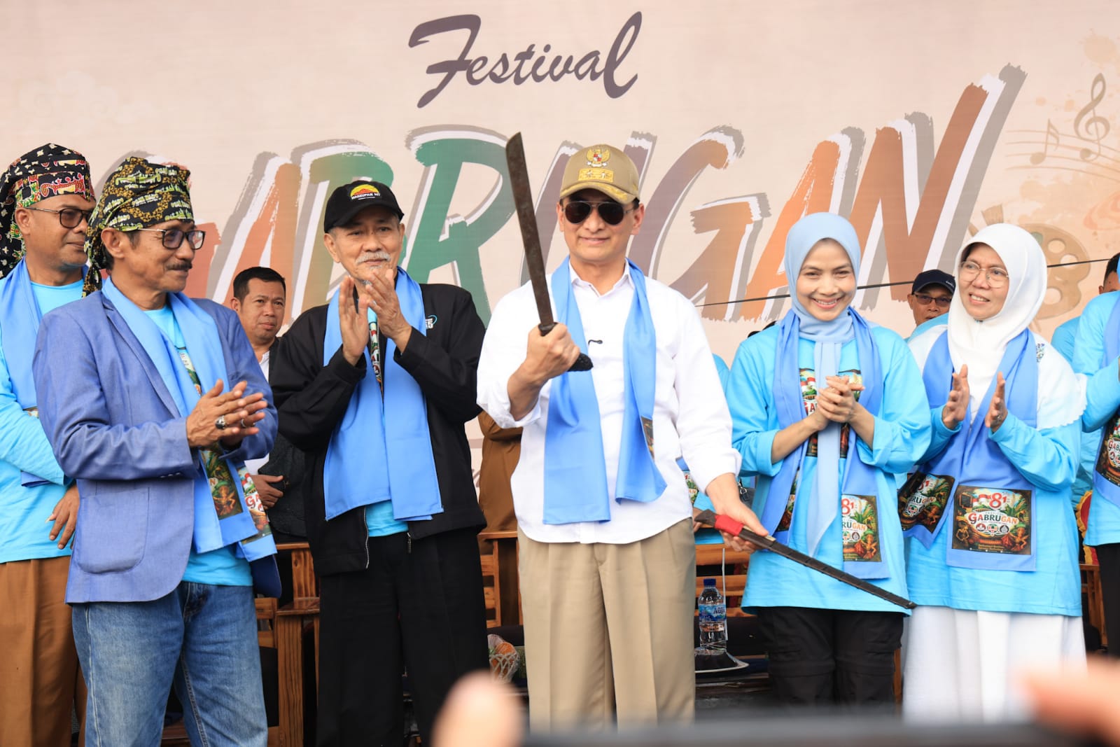 FESTIVAL GABRUGAN. Wakil Gubernur Banten Dimyati Natakusumah bersama Bupati Serang Ratu Rachmatuzakiyah dalam Pembukaan Festival Gabrugan Kecamatan Padarincang, Kabupaten Serang di Jalan Palima-Cinangka tepatnya di Lapangan Rancanini pada Selasa (11/8) lalu. BIRO ADPIM PEMPROV BANTEN