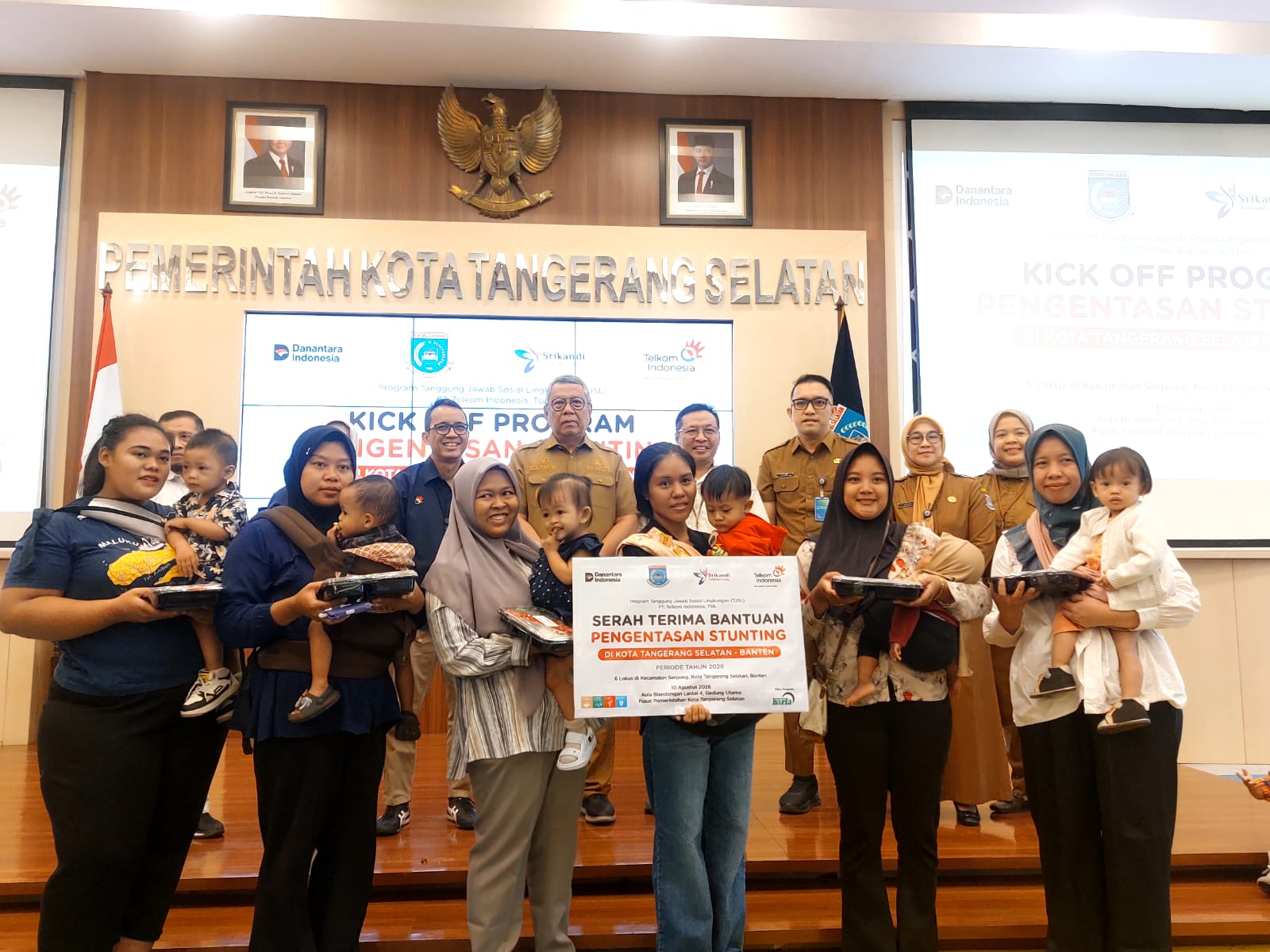 STUNTING. Momen saat Wali Kota Tangsel, Benyamin Davnie menggendong seorang anak saat menyampaikan sambutannya dalam kegiatan Kick-Off Program Pengentasan Stunting.