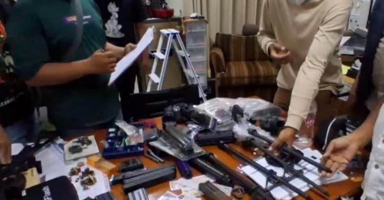 Sejumlah pucuk senjata serta narkotika jenis sabu dan ganja di sebuah gudang sekolah swasta di Jakarta Selatan. Foto : Ist