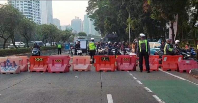 Jalan di depan Gedung FPR/MPR dijaga ketat Aparat. Foto : Ist
