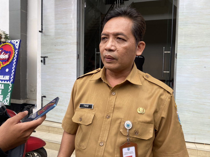 WAWANCARA ATS. Kepala Disdikpora Pandeglang, Sutoto, sedang diwawancara wartawan di lingkungan Setda Pandeglang. Wawancara itu mempertanyakan soal masih tingginya angka Anak Tidak Sekolah (ATS) di wilayah Kabupaten Pandeglang. (NIPAL SUTIANA/TANGSEL POS)