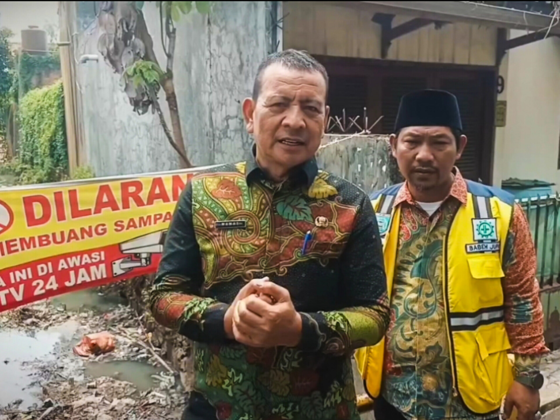 Camat Pamulang H. Mamat meninjau saluran air yang tersumbat sampah di wilayah Kedaung, Pamulang, Tangerang Selatan. (Dok. Kecamatan Pamulang)