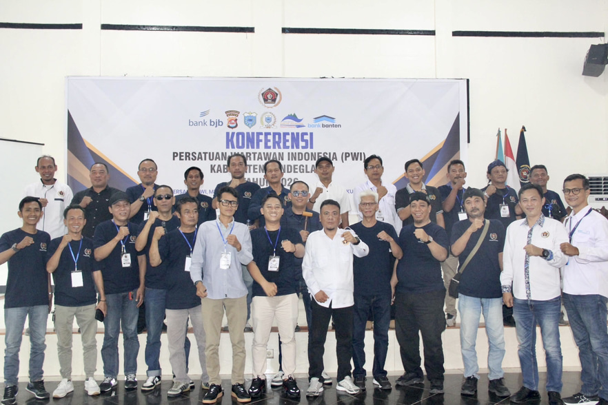 FOTO BERSAMA. Seluruh keluarga besar PWI Kabupaten Pandeglang foto bersama dengan Pengurus PWI Banten, usai melaksanakan Konferensi PWI Kabupaten Pandeglang di Wisma PKPRI Majasari-Pandeglang, Jumat (28/8). (ISTIMEWA)