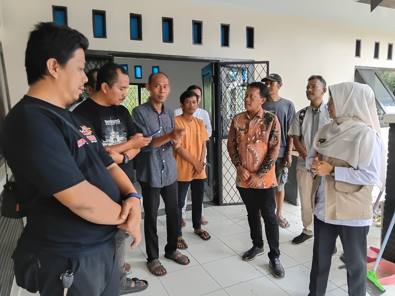 BINCANG-BINCANG. Bupati Pandeglang Raden Dewi Setiani, didampingi jajarannya, sedang berbincang-bincang santai dengan wartawan, di sela-sela melaksanakan Sidak di Sekber PWI dan SMSI Pandeglang, Kamis (20/8). (DOK. PWI PANDEGLANG)
