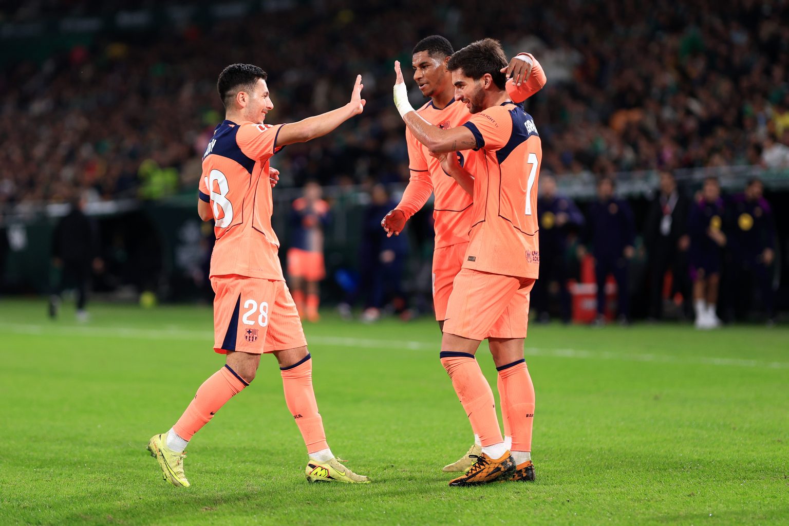 Selebradi skuad Barca usai tekuk Basel 5-2. Foto : Ist