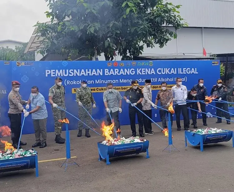 Pemusnahan barang kena cukai ilegal oleh Bea Cukai Banten. Foto : Ist