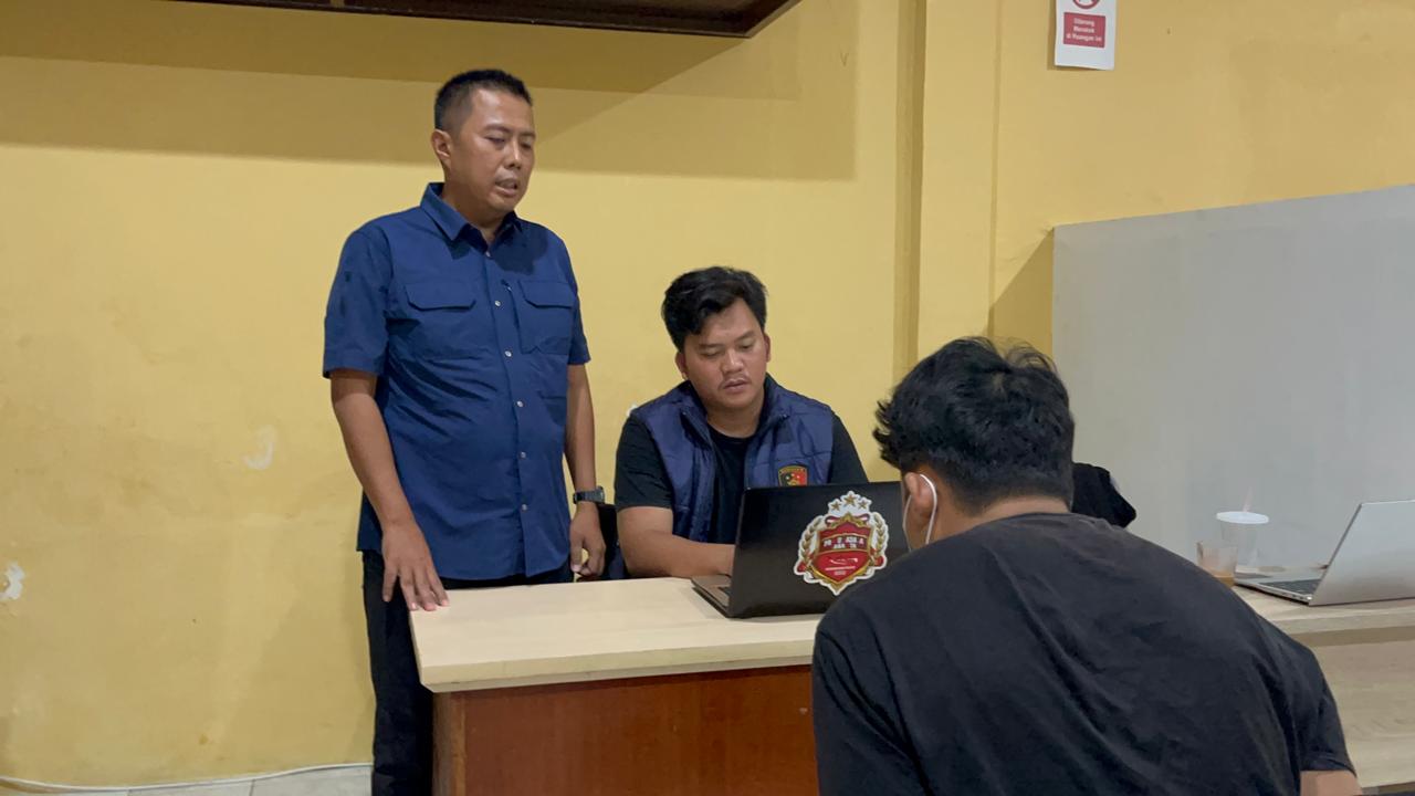 INTROGASI. Pihak kepolisian sedang mengintrogasi CD terduga pelaku menggagahi anak tirinya, di Kantor Unit PPA Satreskrim Polres Pandeglang, beberapa waktu lalu. (ISTIMEWA)