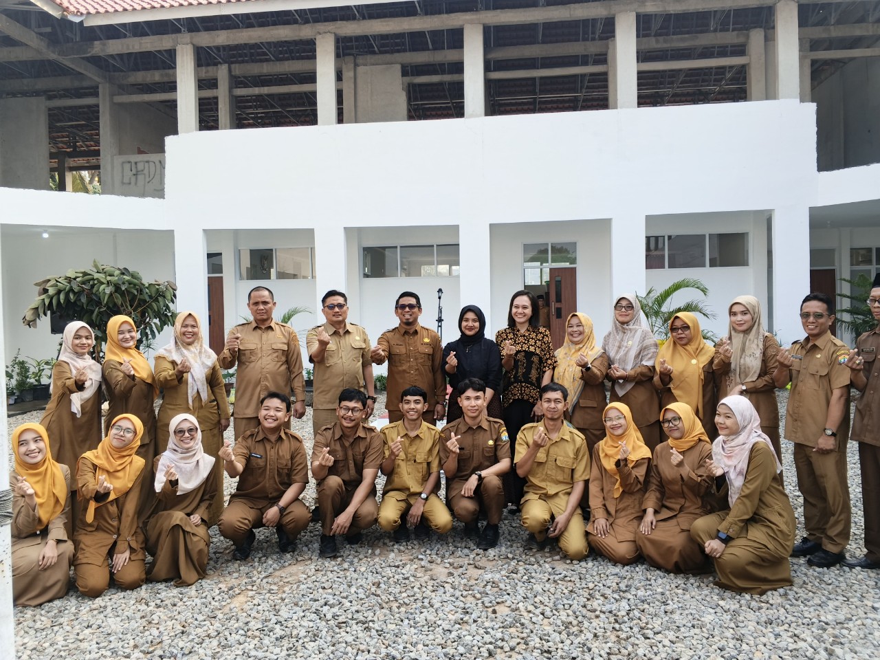 Kepala Dispenbud Kota Serang, Ahmad Nuri berfoto bersama dengan 14 guru peserta program fellowship Teach First Indonesia (TFI), Selasa (11/8/2026).(Istimewa)