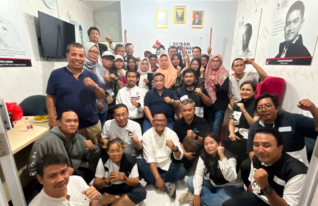 18 pengurus dan kader eks Partai Perindo menyatakan bergabung ke Partai Solidaritas Indonesia (PSI) Tangerang Selatan (Tangsel). Foto : Ist
