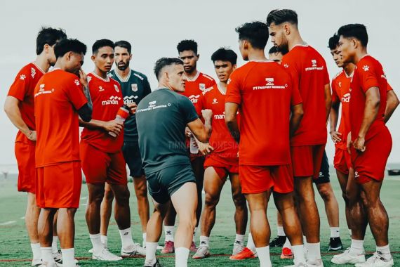Pelatih Timnas Indonesia John Herdman dan skuad Garuda. Foto : Ist