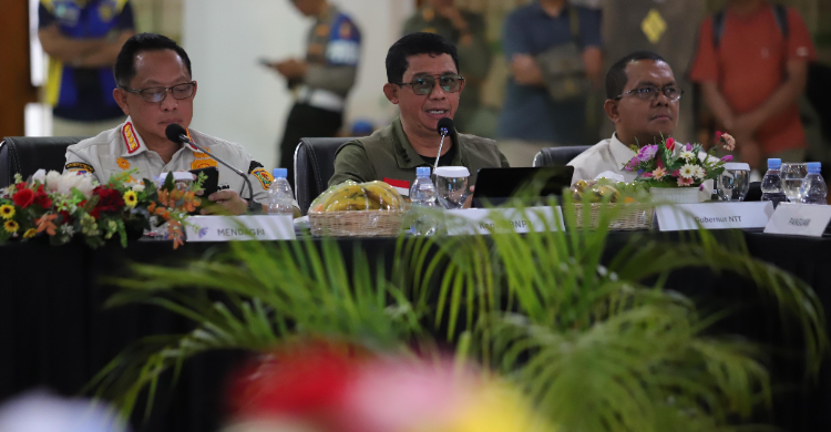 Kepala BNPB Suharyanto (tengah) saat konferensi pers. Foto : Ist
