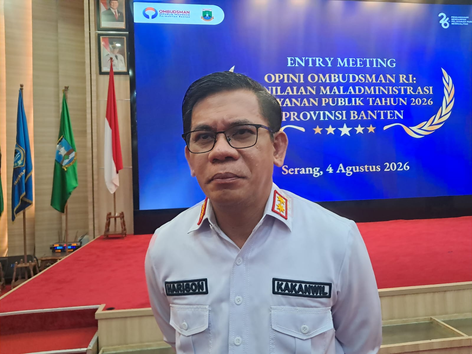 WAWANCARA. Kepala Kanwil Kepala Kantor BPN Provinsi Banten Harison Mocodompis saat diwawancara wartawan terkait sertipikasi situ milik Pemprov Banten, usai menghadiri sebuah acara di Pendopo Gubernur, KP3B, Kota Serang, Selasa (3/7). BANTEN POS