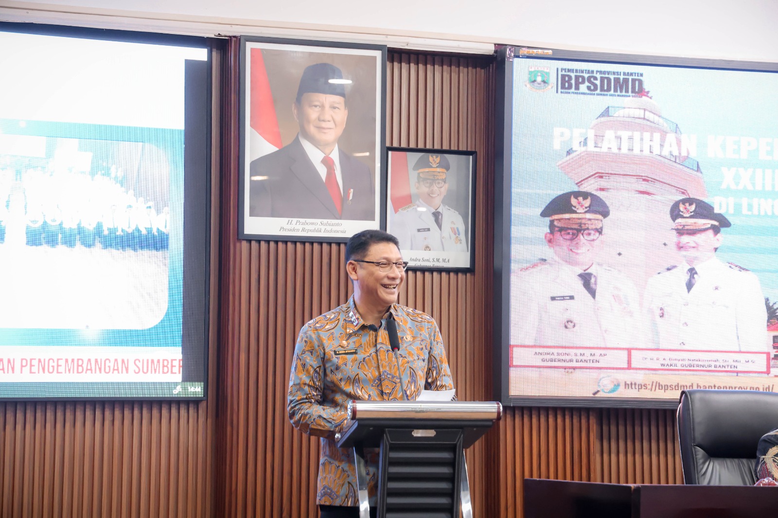 Sekretaris Daerah Sekda Provinsi Banten Deden Apriandhi membuka Pelatihan Kepemimpinan Pengawas (PKP) Angkatan XXIII, XXIV, XXV, dan XXVI . Foto : Humas Prov