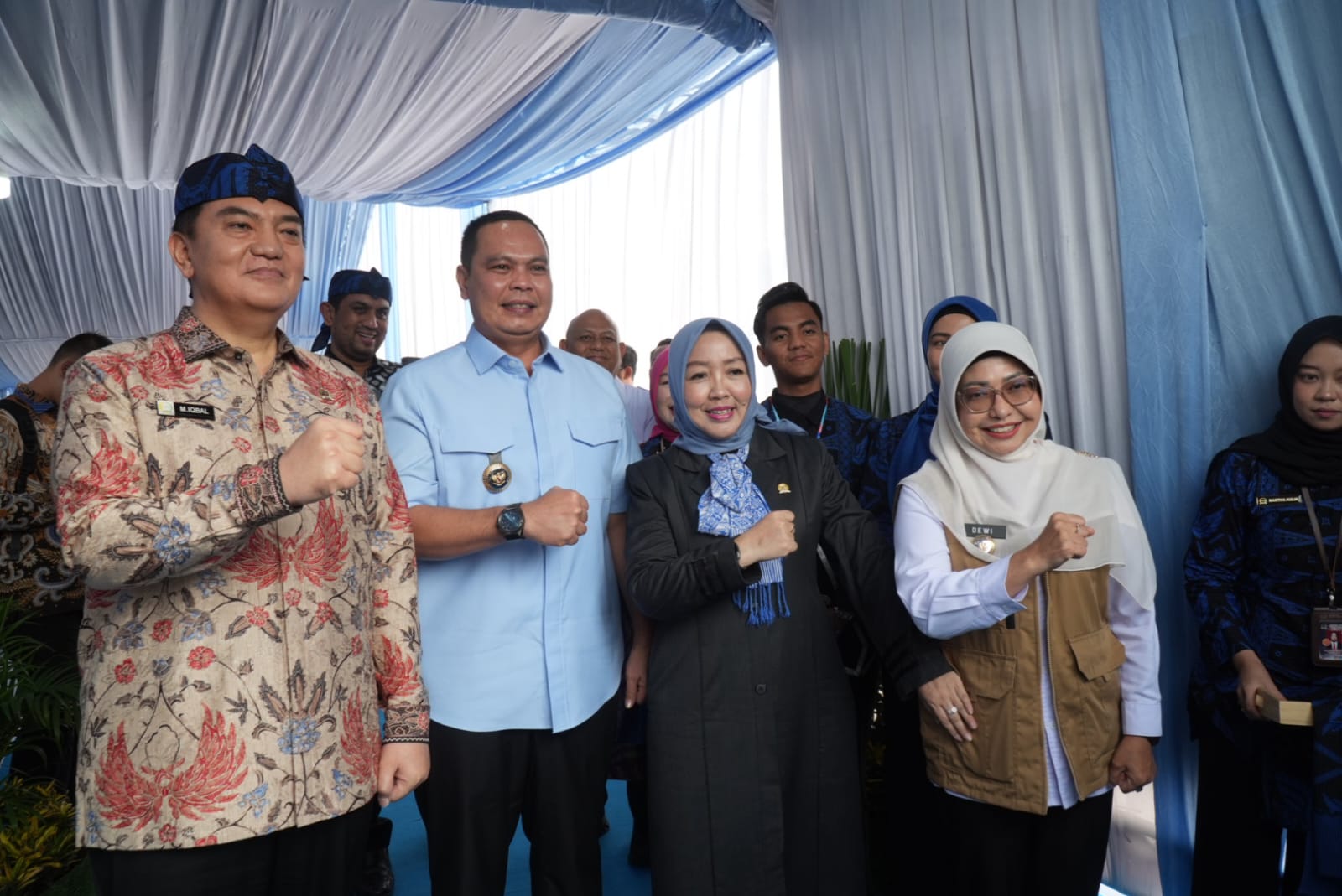 KEPALKAN TANGAN. Bupati Pandeglang Raden Dewi Setiani, bareng Walikota Serang, sedang foto bersama sambil mengepalkan tangan sebagai simbolis semangat dan kebersamaan, di sela-sela acara Ground Breaking pembangunan kantor DPD RI Perwakilan Provinsi Banten di Kelurahan Tembong, Kecamatan Cipocok Jaya, Kota Serang, Rabu (5/8). (DOK. PROKOPIM SETDA PANDEGLANG)