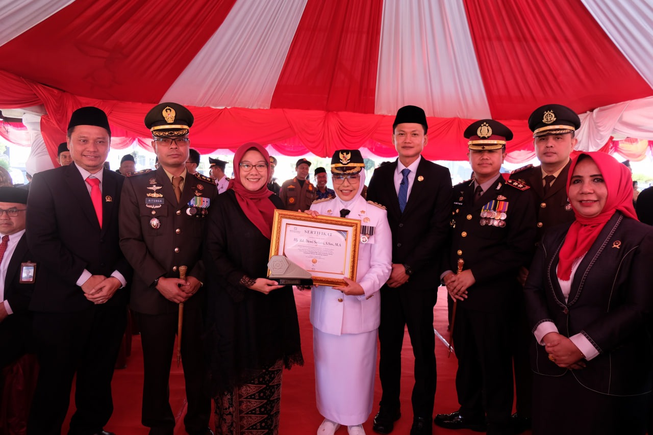 DIBERI PENGHARGAAN. Bupati Dewi didampingi Wakil Bupati Pandeglang dan jajaran lainnya, sedang menerima penghargaan dari pihak BPJS Kesehatan, usai melaksanakan Upacara HUT Ke-81 Kemerdekaan RI, di Pancaniti Alun-alun Pandeglang, Senin (17/8). (ISTIMEWA)