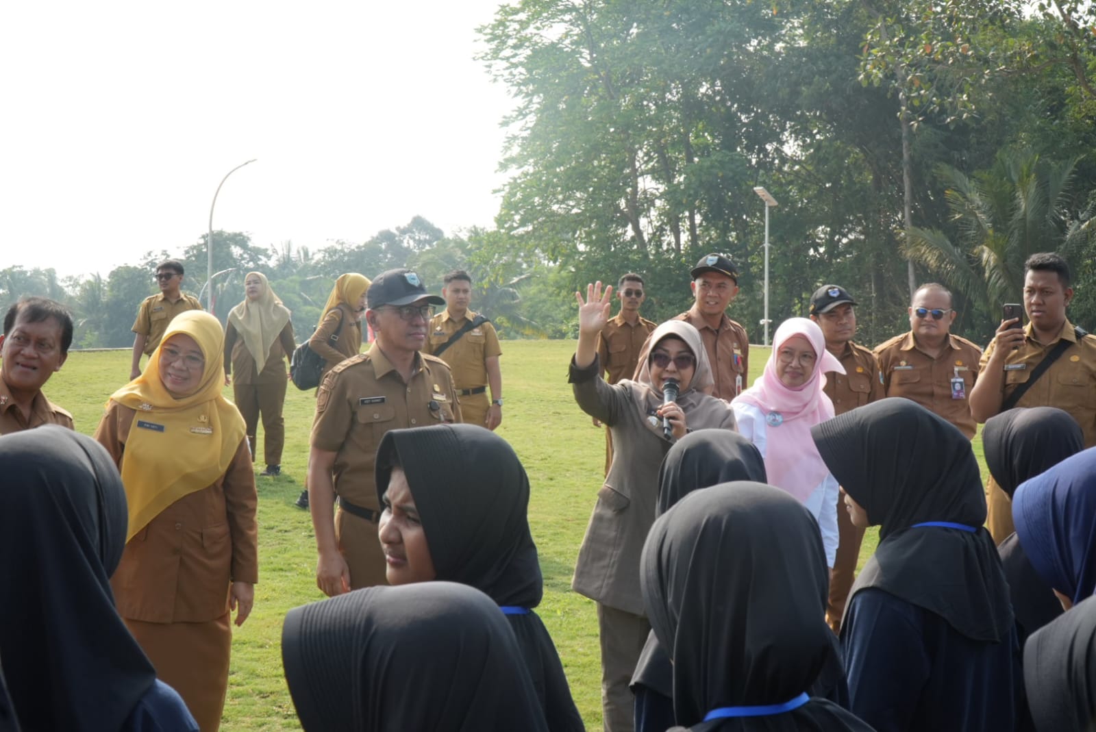 BERI MOTIVASI. Bupati Pandeglang Raden Dewi Setiani, sedang memberikan motivasi kepada para pelajar Sekolah Rakyat Terintegrasi 1 Kabupaten Pandeglang, saat melaksanakan MPLS di lingkungan sekolah tersebut, Senin (31/8). (DOK. PROKOPIM SETDA PANDEGLANG)