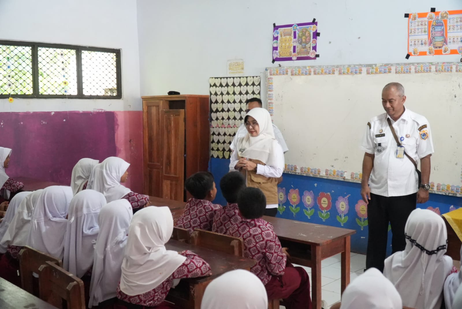 BERI MOTIVASI. Bupati Pandeglang Raden Dewi Setiani, didampingi jajarannya sedang memberikan motivasi kepada para pelajar, di sela-sela melakukan pengecekan sarana dan prasarana setiap sekolah di wilayah Kecamatan Cadasari, Kabupaten Pandeglang, beberapa waktu lalu. (DOK. PROKOPIM SETDA PANDEGLANG)