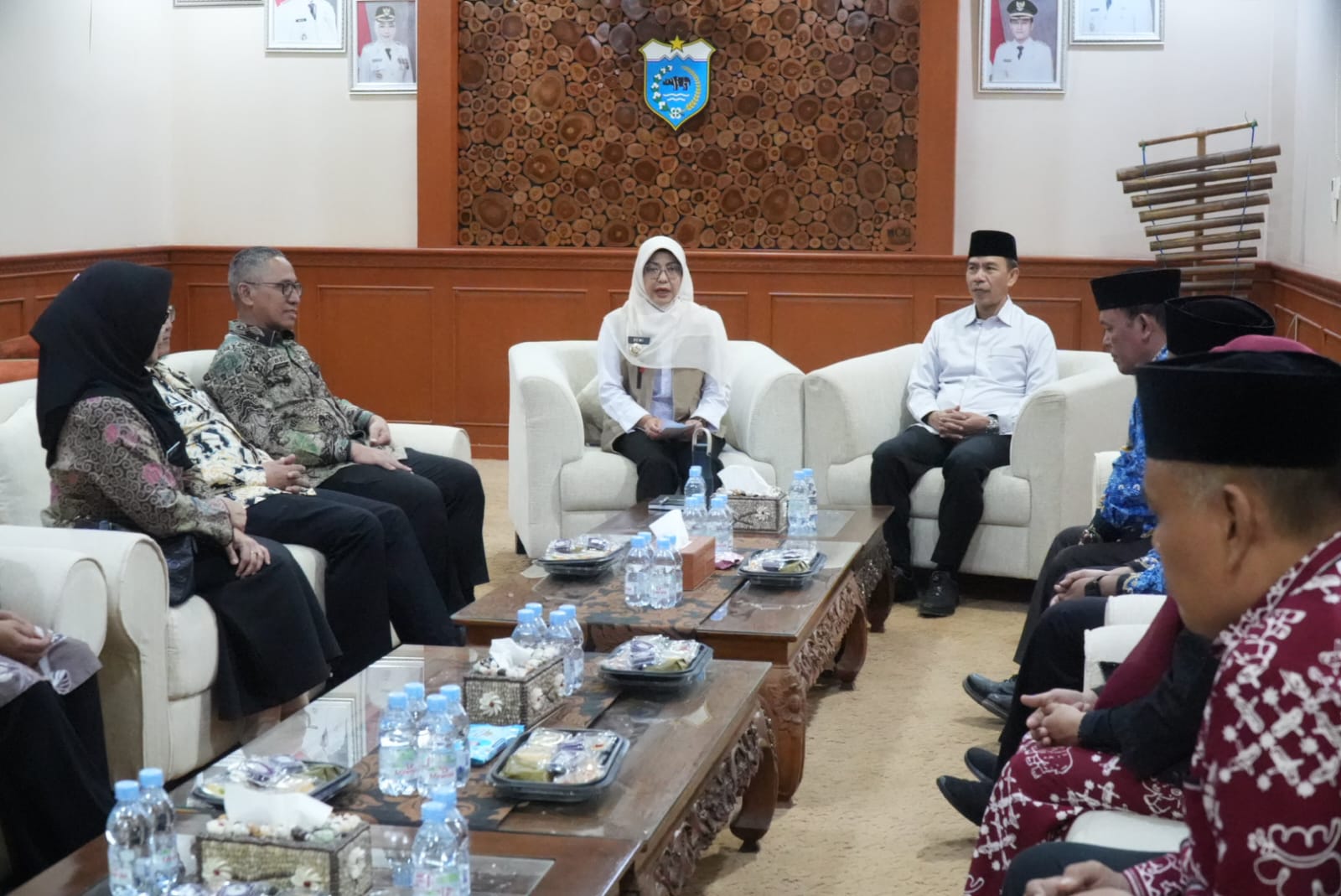 Bupati Dewi Setiani berbincang dengan dua utusan Pandeglang yang mewakili Banten dalam MTQ VIII Korpri Tingkat Nasional 2026.(Istimewa)