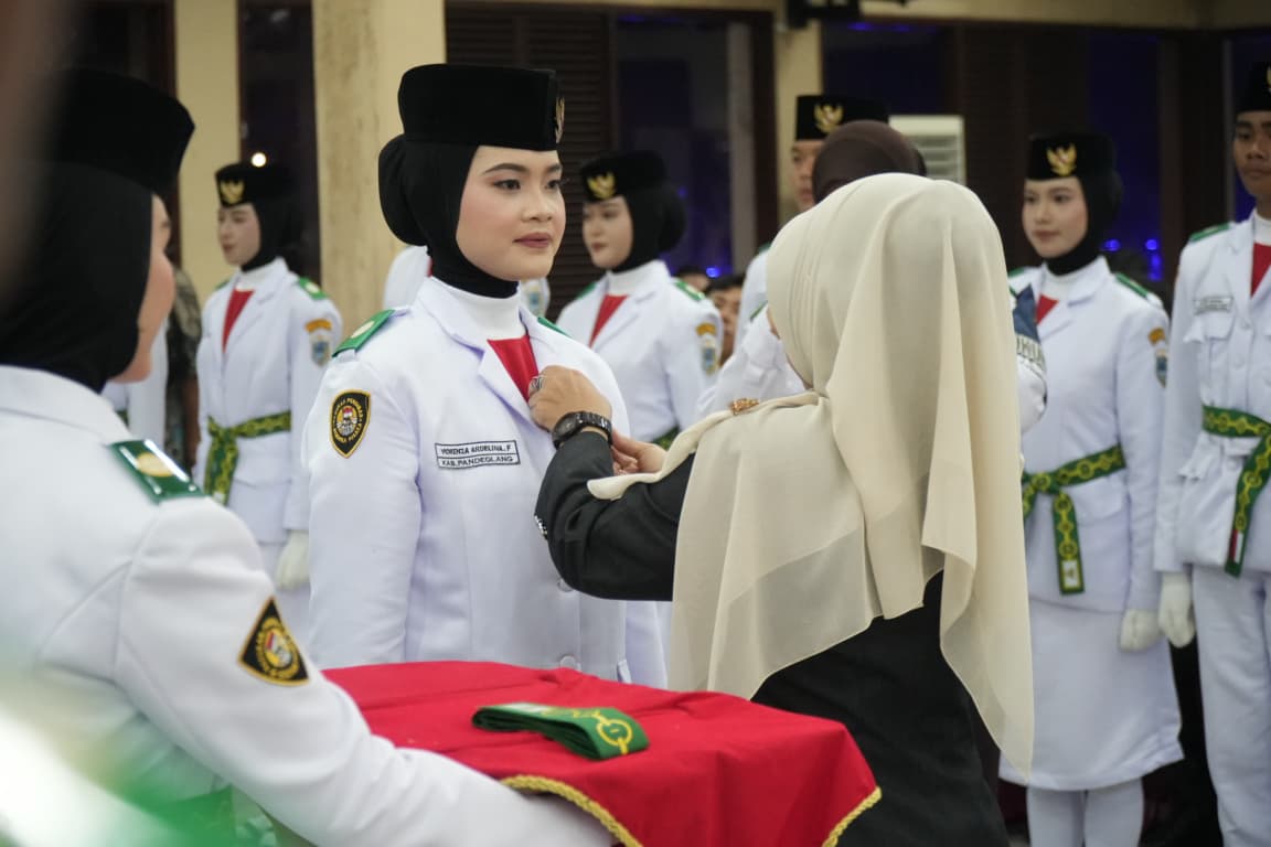 Bupati Pandeglang, Raden Dewi Setiani mengukuhkan Paskibra di Pendopo Pandeglang, Minggu (15/8/2026) malam.(Istimewa)