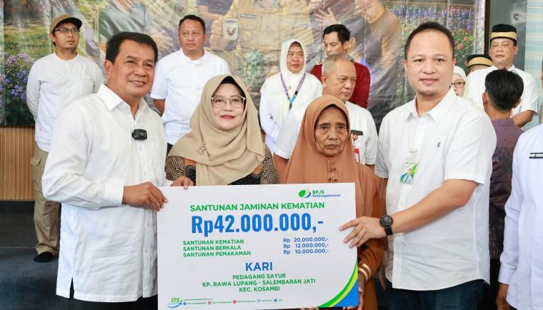 Bupati Tangerang Moch. Maesyal Rasyid saat menyerahkan bantuan kepada penyandang disabilitas saat kegiatan Ngariung Bareng Maesyal (NGEMAS) di Aula Kantor Kecamatan Kosambi, Jumat (7/8/2026). Foto : Humas Pemkab