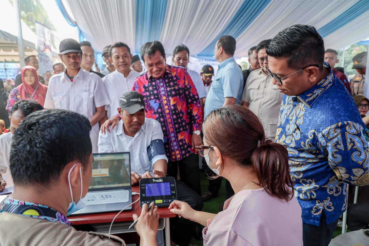 CEK KESEHATAN. Gubernur Banten Andra Soni saat meninjau pelaksanaan Program Cek Kesehatan Gratis (CKG) di Kantor Kecamatan Mauk, Kabupaten Tangerang, Kamis (27/8). BIRO ADPIM PEMPROV BANTEN